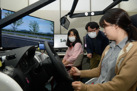 ETRI 연구진이 가상 자동차 실험 환경에서 자율주행차 가이드라인에 따라 운전 준비도를 측정하는 실험을 수행하고 있다. ETRI 제공